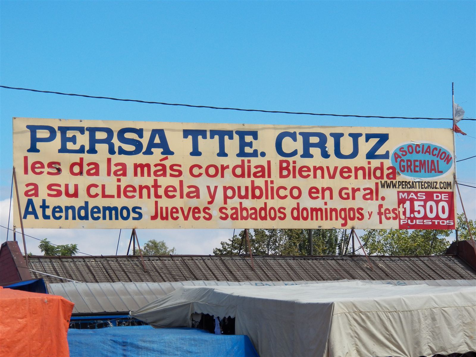 Letrero del Persa Teniente Cruz dando la bienvenida a su clientela